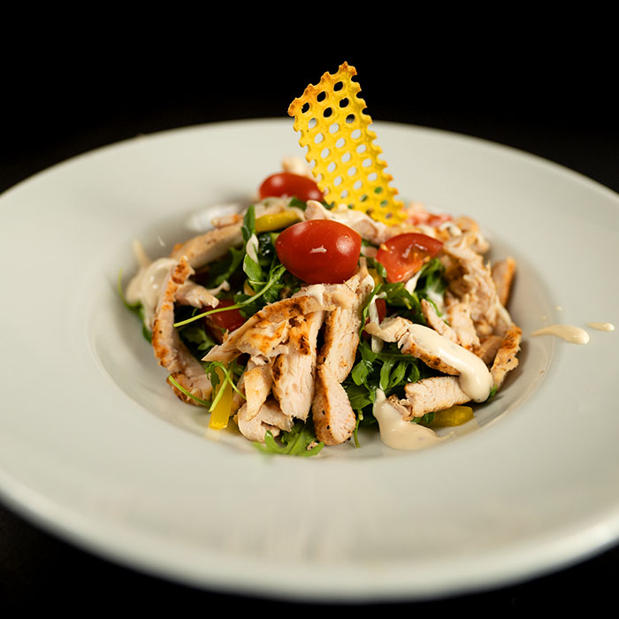 Salată crudități cu piept de pui